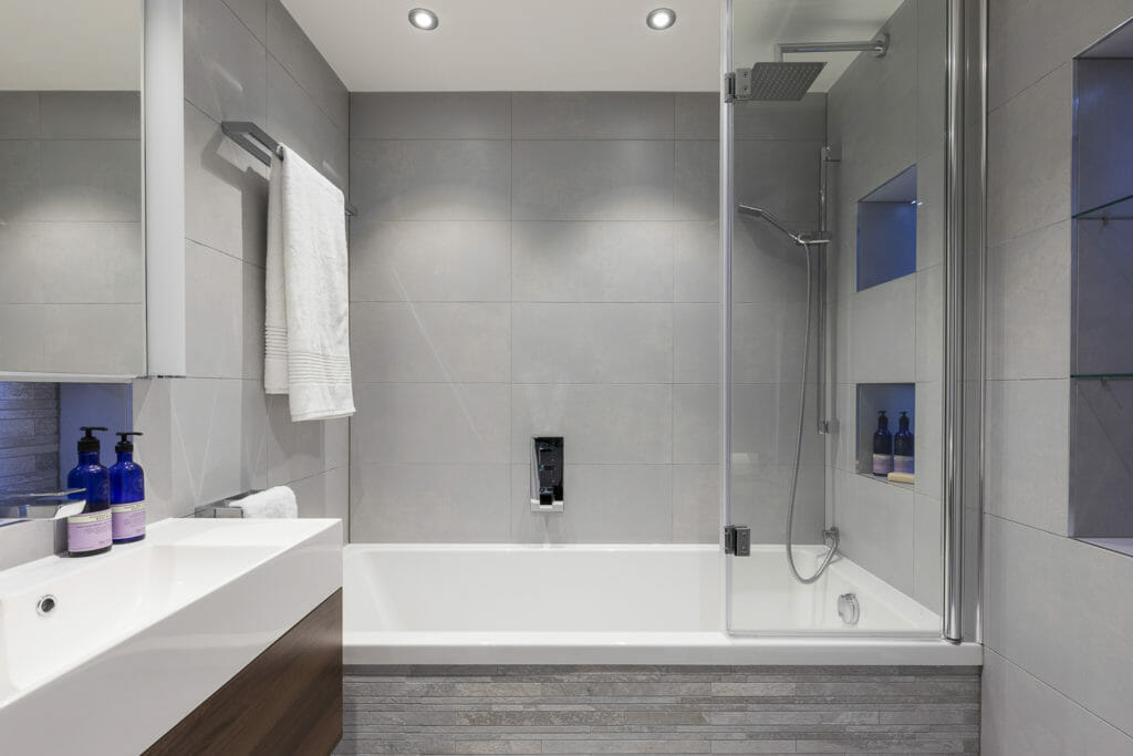 Small Bathroom Look Luxurious, How To Fit A Shower And Bath In Small Bathroom