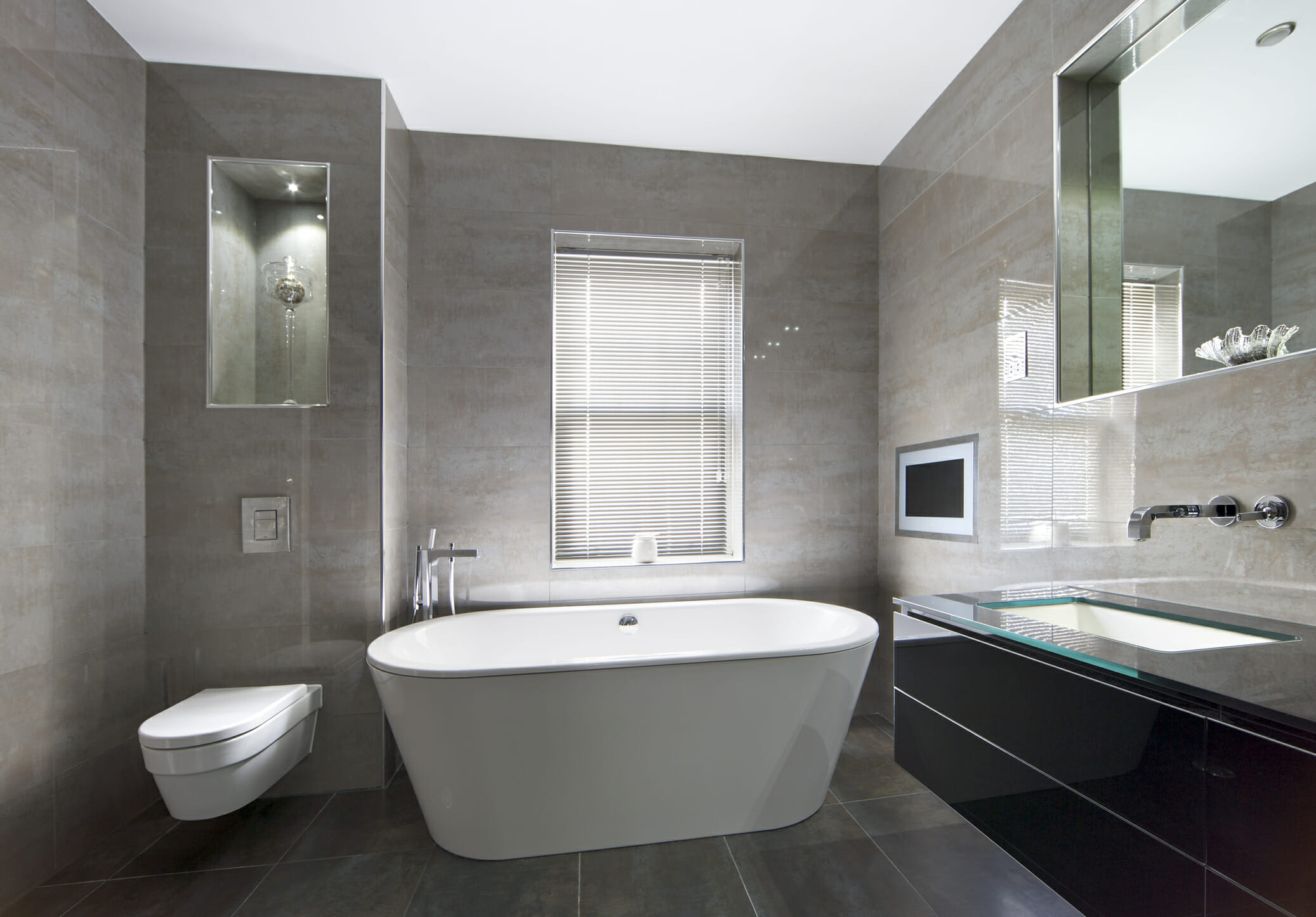 How to Design a Small Bathroom to Look More Spacious